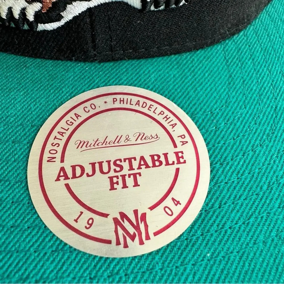 Vintage Vancouver Grizzlies NBA Basketball Logo 7 Adjustable Black/ Blue Hat Cap - Picture 3 of 12